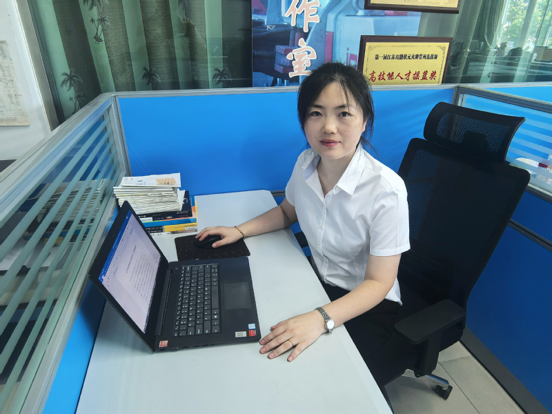 崇德尚美铸师魂 潜心教书育英才...